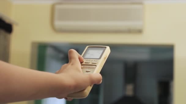 Ruka Drží Dálkové Ovládání Doma Zapíná Klimatizaci — Stock video