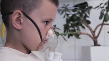 Küçük bir çocuğun yüzündeki astım spreyinin yakın çekimi. Virüsler için tedavi