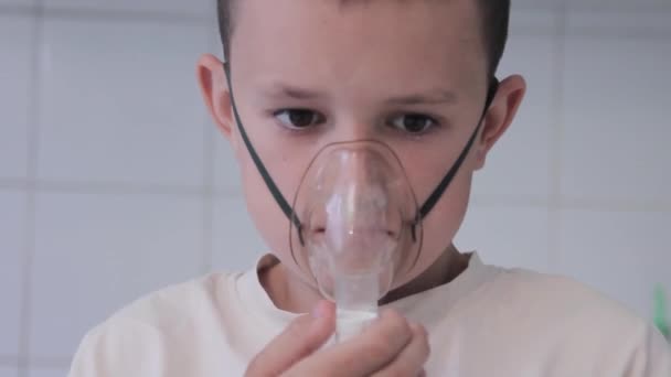 Fiatal Fiú Belélegzi Inhalátort Otthon Kezeljék Megfázással Influenzával — Stock videók