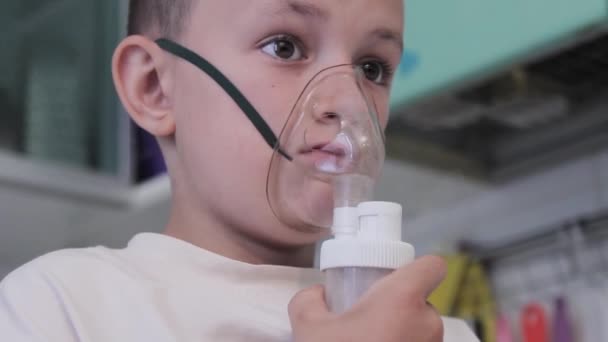 Крупный План Ингалятора Лице Маленького Мальчика Лечение Вирусов — стоковое видео