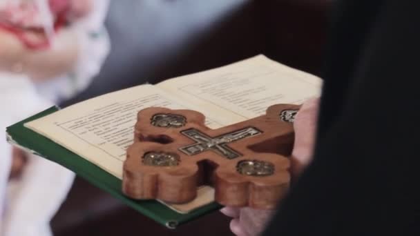Священик Чорній Касеті Читає Молитву Тримає Біблію Хрестом Руці — стокове відео