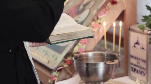 Sacerdote Tiene Una Sacra Bibbia Antica Nelle Sue Mani Prega — Video Stock