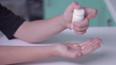 Genç adam avucuna hap döker. Hastalığın ilaçlarla tedavisi