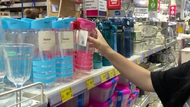 Menina Morena Jovem Compra Uma Xícara Térmica Plástico Para Chá — Vídeo de Stock