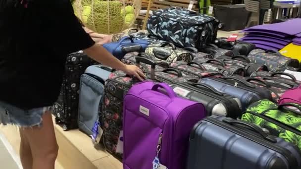 Young Brunette Woman Chooses Suitcase Bag Store Travel — Vídeos de Stock