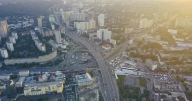 Güneşli bir günde gün batımında Kyiv şehrinin hava manzarası