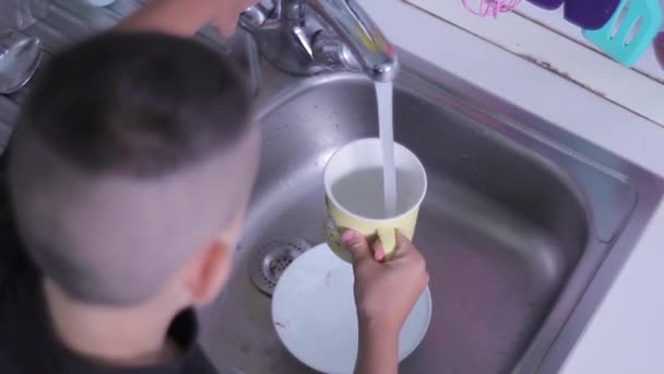 Man Washing Dishes Running Warm Water Kitchen Eating — ストック動画