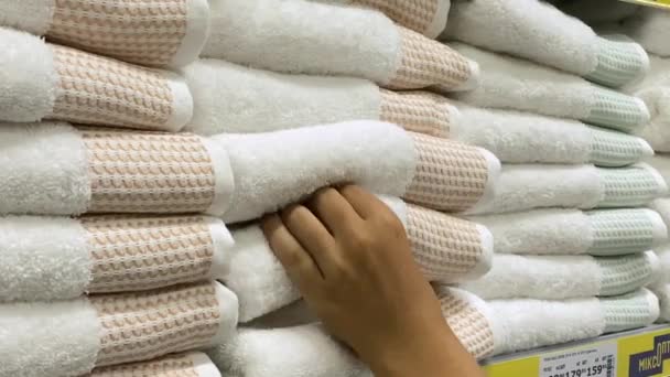 Young Man Buys White Towel Supermarket White Towels Pile Shelf — Wideo stockowe