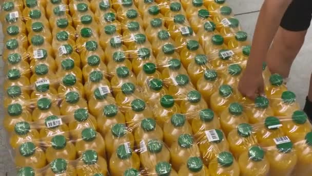 Buyer Store Chooses Fresh Juice Large Bottles Purchase Juice Boxes — Stok video