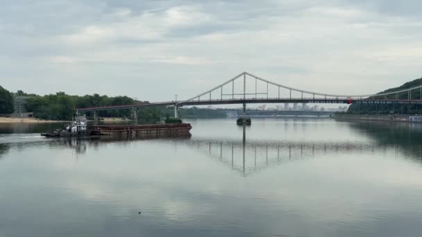 Big Barge Goes Dnieper River Tugboat Pushes Barge Goods Background — Vídeo de Stock
