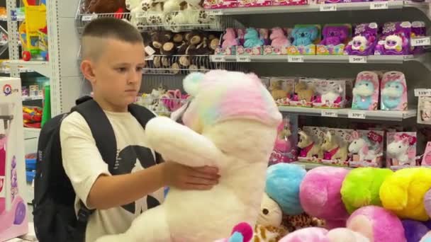 Young Man Chooses Buys Soft Toy Childrens Store White Teddy — Vídeo de stock