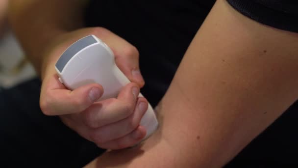 Man Independently Scans His Hand Portable Ultrasound Machine — Vídeos de Stock
