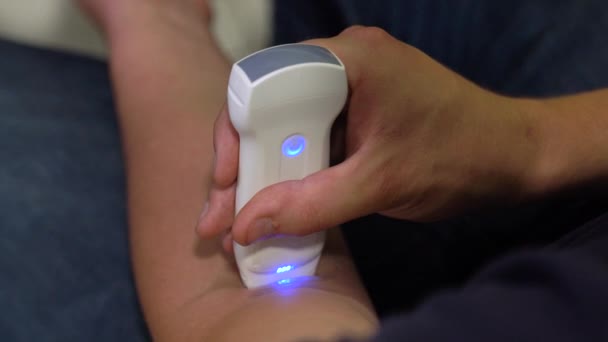 Man Independently Scans His Hand Portable Ultrasound Machine Medical Transabdominal — Stockvideo