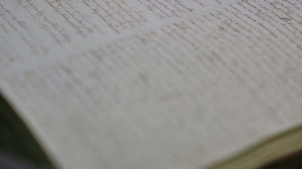 Vecchio Testo Del Libro Scritto Mano Vicino Letteratura Antica Carta — Video Stock