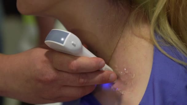医生对医院里病人的颈部进行超声波检查 妇女颈部X光照片 — 图库视频影像