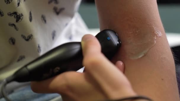 診療所の青年の腕の超音波検査 医療検査は病院内のコンピューター ソノグラフィーで医師が行います — ストック動画