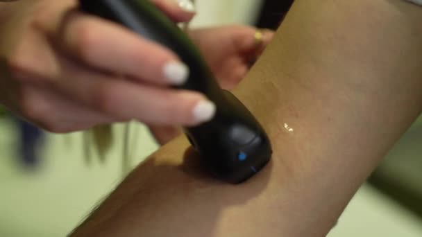 現代の技術病院でX線による腕の領域の超音波スキャン — ストック動画
