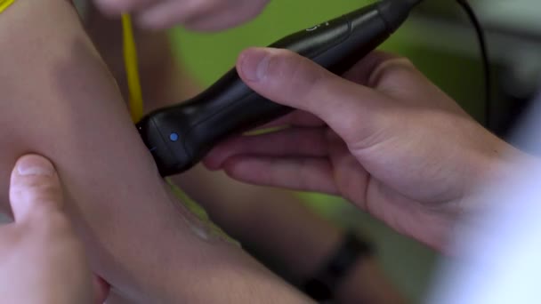 Los Médicos Brazo Del Paciente Hacen Ultrasonido Rayos Con Escáner — Vídeos de Stock