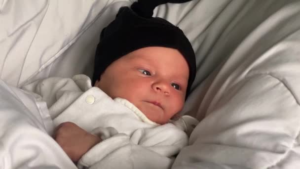 Yeni Doğmuş Güzel Bir Bebek Bebek Şapkalı Bir Beşikte Uzanıyor — Stok video