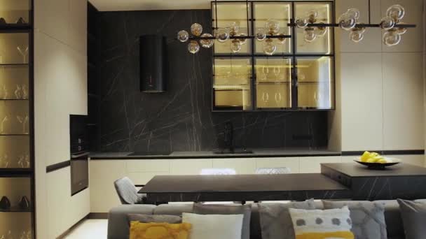 Modern klasszikus konyha, étkező és nappali belső dekoráció fekete-fehér szövet bútorok modern lámpákkal, teljes HD felvétel étkező és nappali belső. — Stock videók