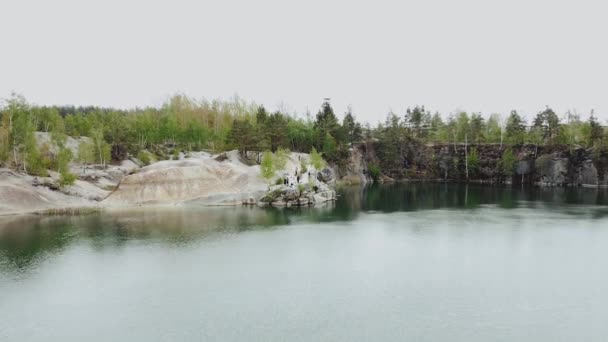 Letecký pohled na jezero borovicového lesa na pozadí. Jezero letní přírodní krajina s borovicovým lesem. Příroda Ukrajiny, Vzduch nad krásným jezerem s čistou vodou. — Stock video