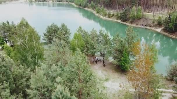 Vista aérea da bela paisagem, lago azul e pinhal. Natureza da Ucrânia, aérea sobre belo lago com água limpa. — Vídeo de Stock