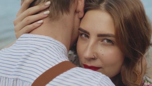 Retrato de feliz pareja amorosa, mirada profunda de una mujer a la cámara, mujer con labios rojos. — Vídeo de stock