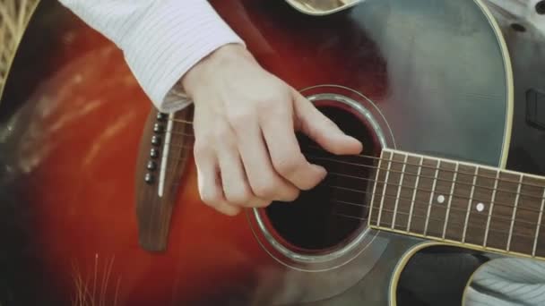 Jonge muzikant die akkoorden speelt op akoestische gitaarsnaren. Gitarist speelt muziek van klassieke akoestische gitaar close-up. — Stockvideo