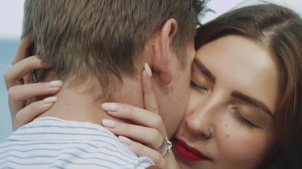 Femme aux yeux fermés étreint son petit ami. Portrait de couples heureux et aimants. femme aux lèvres rouges. — Video