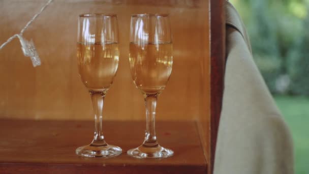 Pouring sparkling wine in champagne glasses in slow motion. Two glasses of champagne. Reception, gala, event, celebration, night out, wedding — Vídeo de Stock