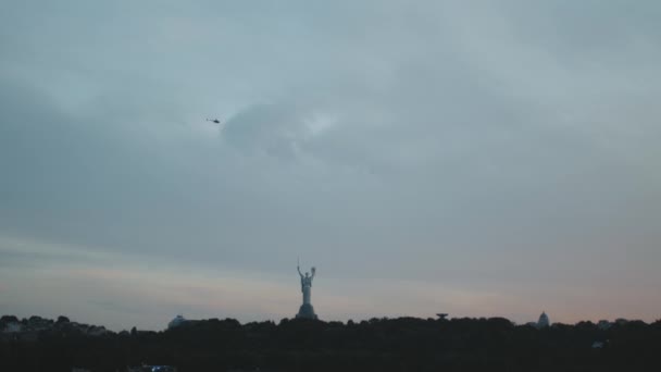 View to the Motherland statue in Kyiv while a beautiful summer sunset, slow motion. Ukraine. Monument of the Motherland in Kiev. Famous monument in Ukraine Motherland. — Stockvideo