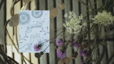 Düğün dekoru. Düğün davetiyesi. Masada çiçekler var. Şenlik dekorunun bir parçası, Ağır çekim. 