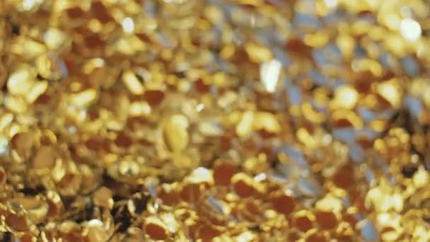 Golden Confetti Party faller ner, Super Slow Motion, Realistisk video bakgrund — Stockvideo
