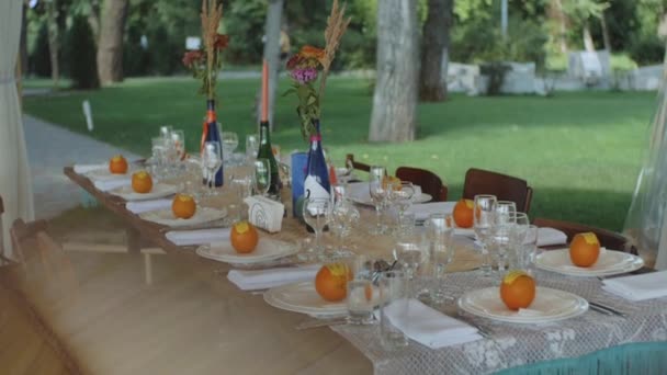 Wedding day event organisatie tafel instelling decor. Boho stijl evenement. Tuinbruiloft buiten. — Stockvideo