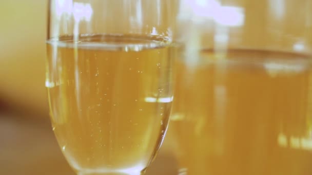 Primer plano de copas de champán con burbujas en la recepción de la boda con movimiento de cámara cámara lenta — Vídeo de stock