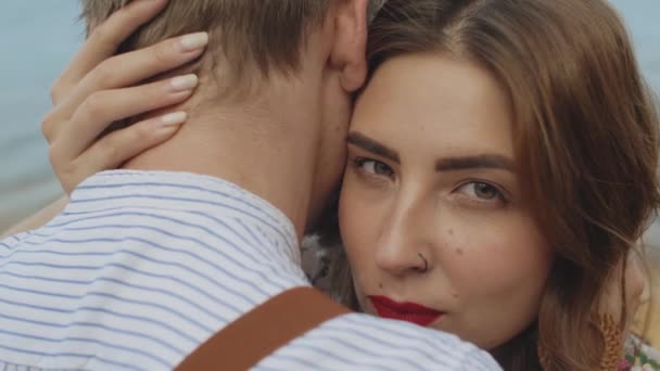 Porträtt av lyckliga kärleksfulla par, djup blick av en kvinna i kameran, slow motion. kvinna med röda läppar. — Stockvideo