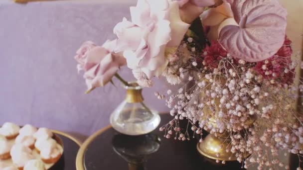 Close-up bruiloft decor van de huwelijksceremonie slow motion. Bruiloft decoratie met bloemen. — Stockvideo
