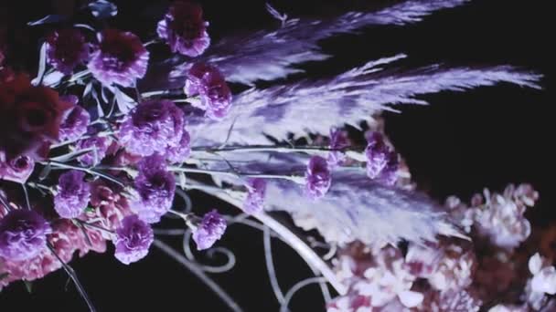 Close-up vista de casamento decorações florais de flores em pastel cores desbotadas câmera lenta, fora cerimônia de casamento no parque, tiro da noite — Vídeo de Stock