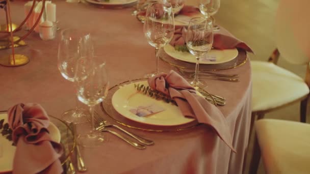Prachtige bruiloft decor, allemaal ingericht in een roze stijl slow motion. — Stockvideo