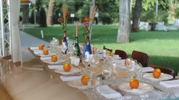 Decoración festiva de la mesa En colores con naranjas en platos. Boda vintage, fiesta, cumpleaños cámara lenta — Vídeos de Stock