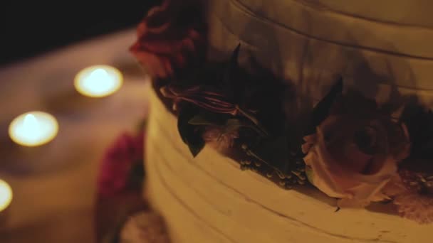 大的漂亮的结婚蛋糕在晚上靠近拱门的地方 — 图库视频影像
