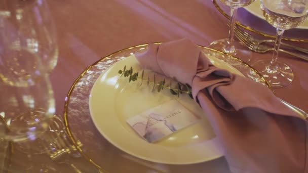 Beautiful wedding decor, all decorated in a pink style slow motion. Close-up beautiful plates on the table. — Stock Video