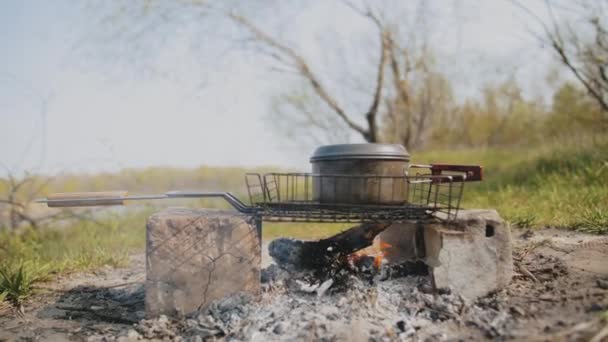 Cozinhar Comida Fogueira Perto Rio Caminhante Mexe Sopa Uma Panela — Vídeo de Stock