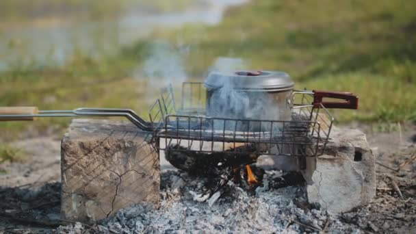 Nehir Kenarındaki Kamp Ateşinde Yakın Plan Yemek Pişirme Bir Yürüyüşçü — Stok video