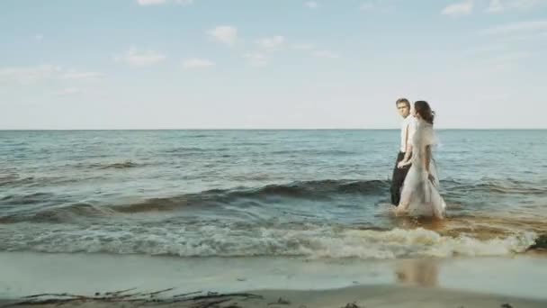 Pareja Feliz Juntos Caminando Por Lado Playa Sienten Geniales Muy — Vídeos de Stock