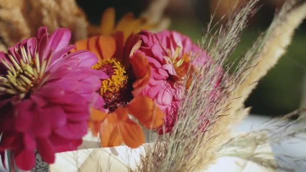 花束红色和粉红色的花超级慢动作 婚纱装饰 优质Fullhd影片 — 图库视频影像