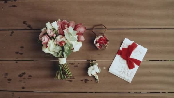 新娘的婚纱 邀请卡 新娘的早晨 木地板上的婚礼饰物 优质Fullhd影片 — 图库视频影像