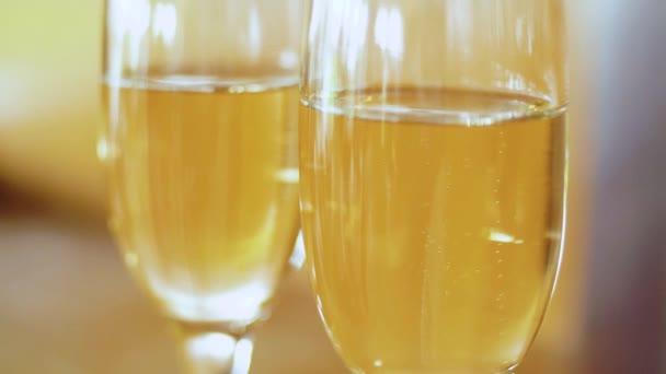 Close Shot Glasses Champagne Bubbles Wedding Reception Camera Movement Slow — Stok Video