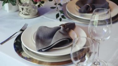 Güzel bir düğün dekoru, hepsi mavi, gri renkli kamera ile süslenmiş, ağır çekimde hareket ediyor. Masadaki tabaklar çok güzel. Yüksek kaliteli FullHD görüntüler