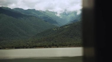 Dağların manzarası ağır çekim. Dağların ve Kvareli gölünün üzerindeki bulutlu gökyüzü. Dağlar arka planda Yüksek kaliteli FullHD görüntüler